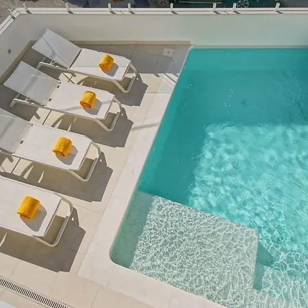 Semesterbostad Telhado Luxury Rooftop Retreat With 2 Pools *